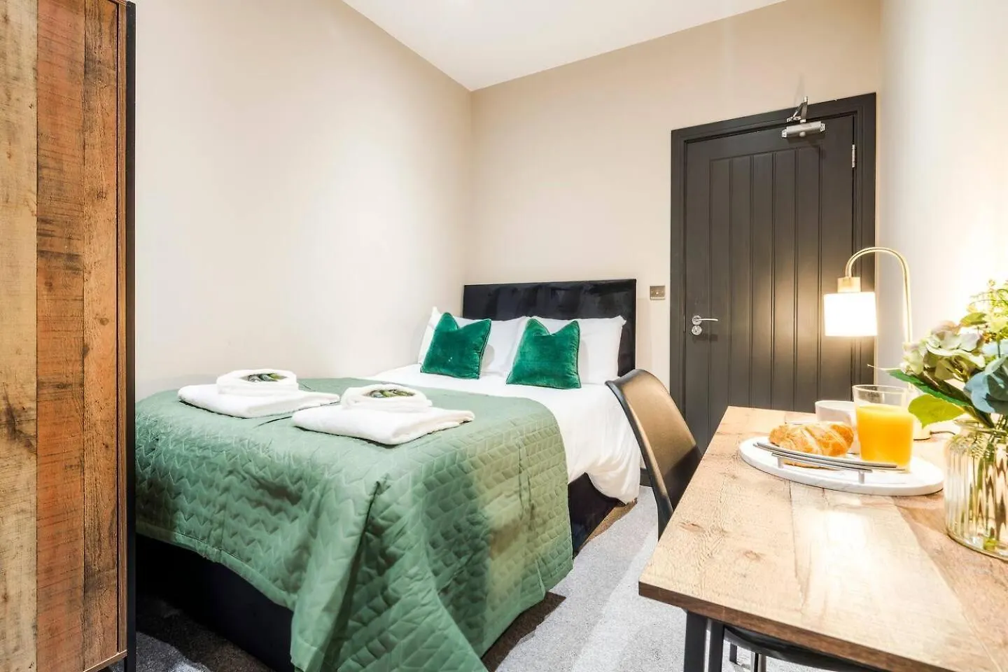 2Br Central Nottingham Flat Wi-Fi Parking Sleeps 0*,  Birleşik Krallık